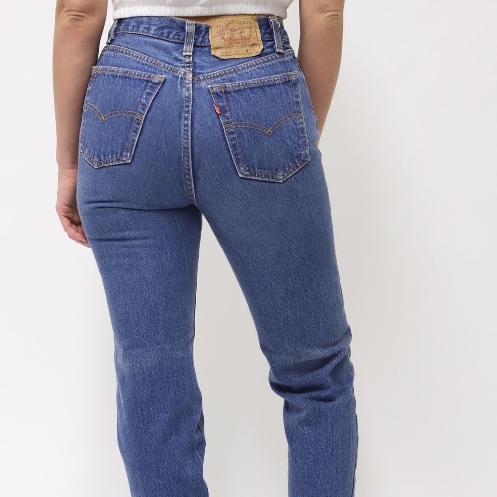 90s Vintage USA made straight leg Levi’s waist 27”